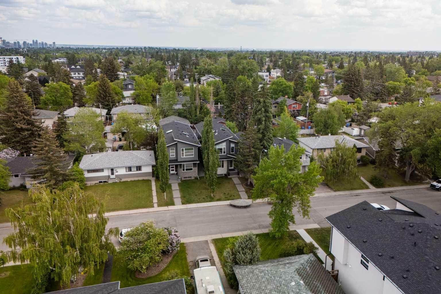 Property Photo:  2832 42 Street SW  AB T3E 3M1 