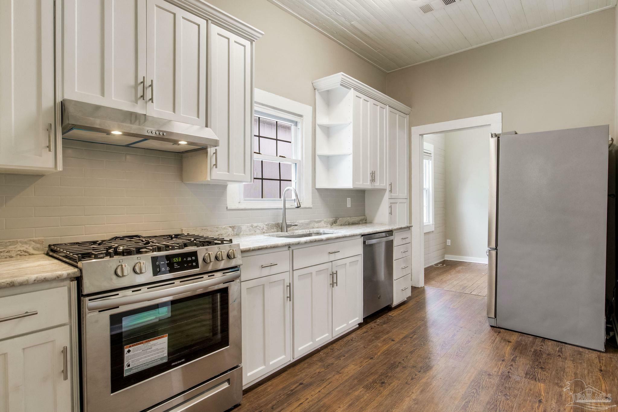 Property Photo: 1410 E Gadsden St FL 32501
