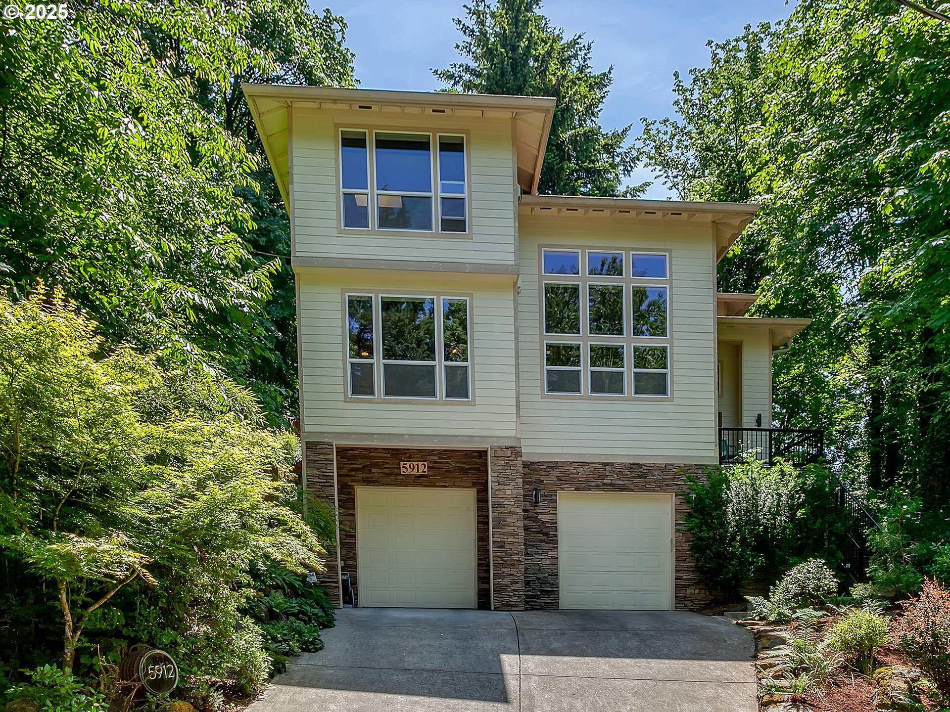 Property Photo: 5912 SW Yamhill St OR 97221