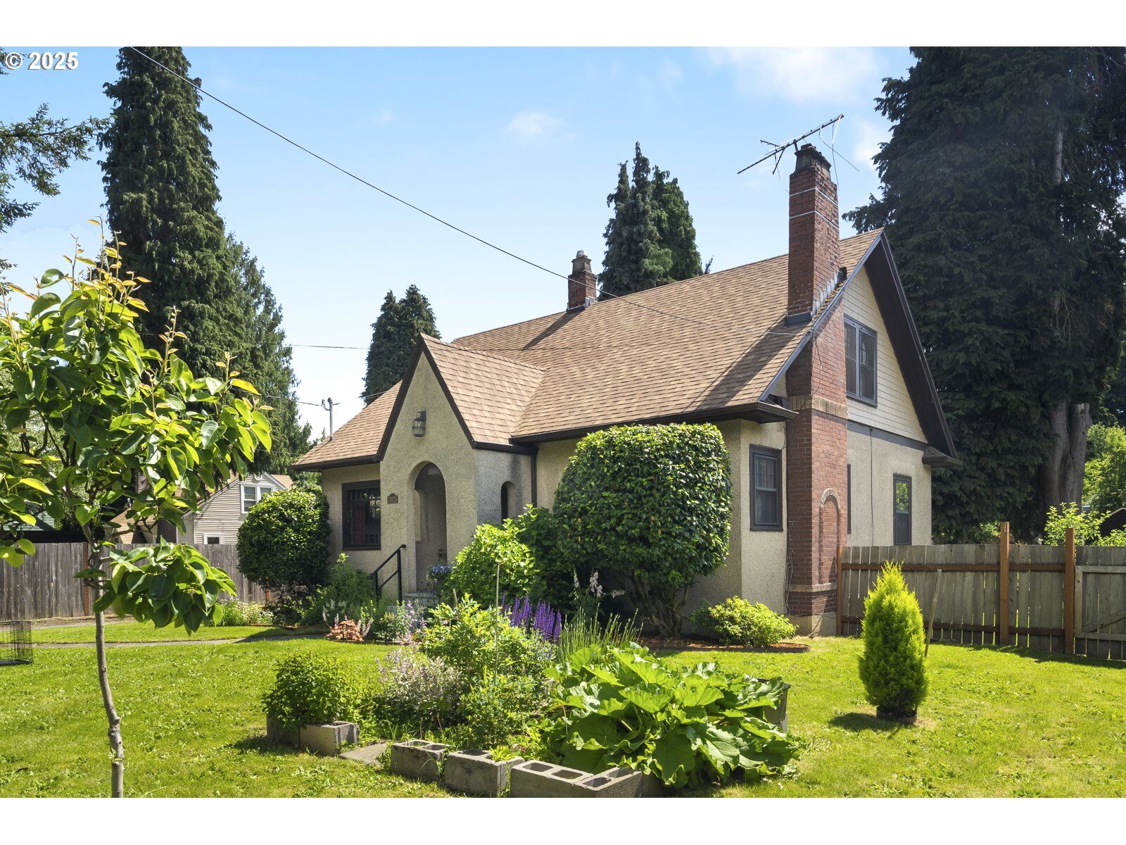 Property Photo:  18923 SE River Rd  OR 97267 