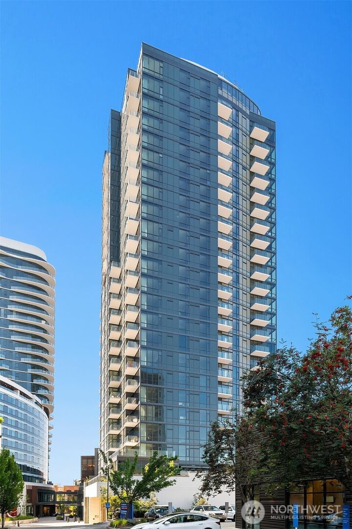 Property Photo: 889 Avenue Square NE 502 WA 98004