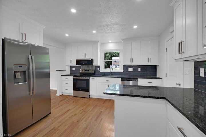 Property Photo:  105 Londonderry Ln  VA 23188 