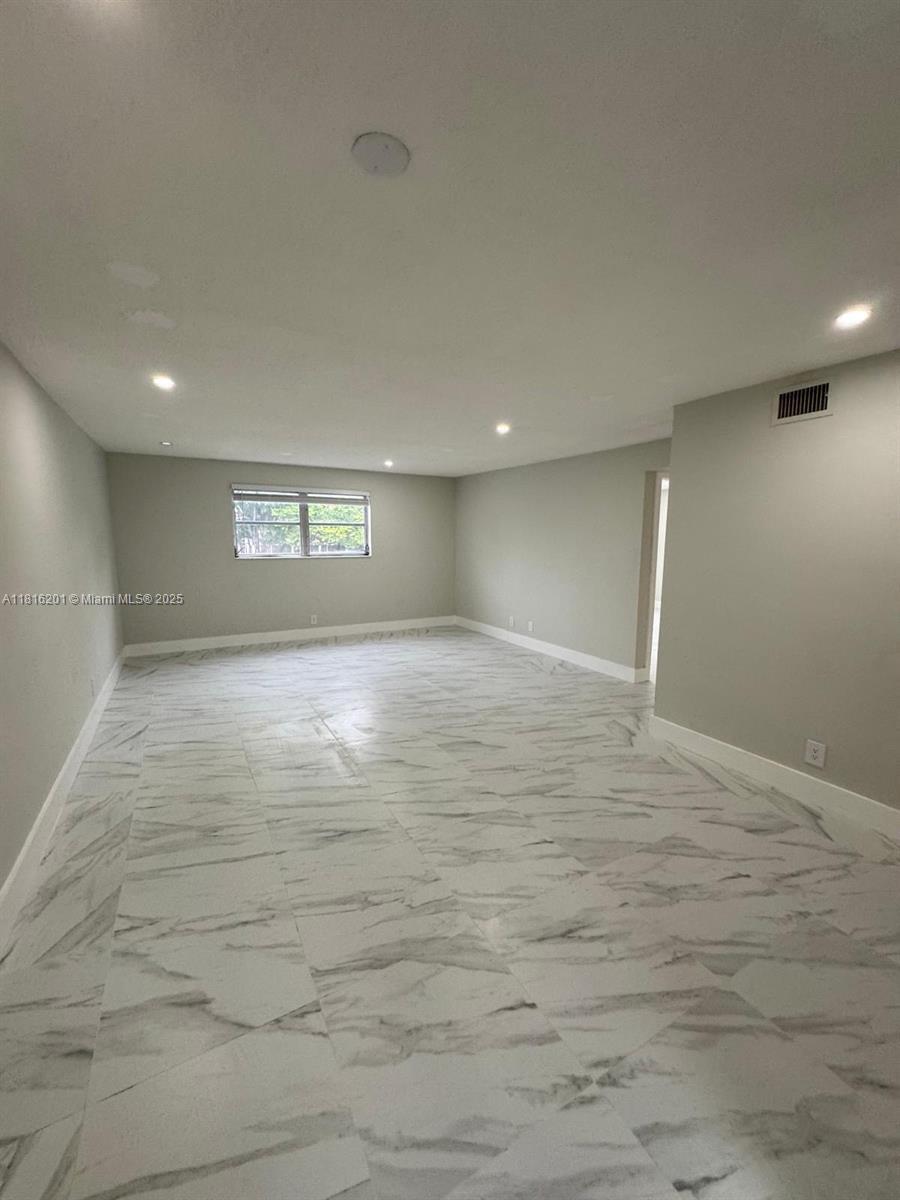 Property Photo: 5420 Hollywood Blvd 109 FL 33021