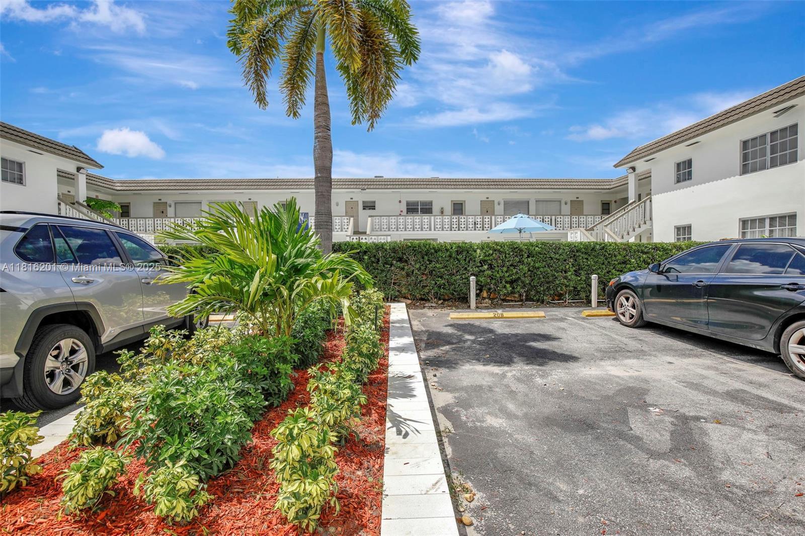 Property Photo: 5420 Hollywood Blvd 109 FL 33021