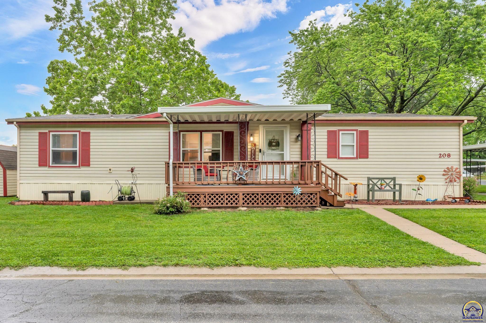 Property Photo: 208 SE 48th St KS 66609