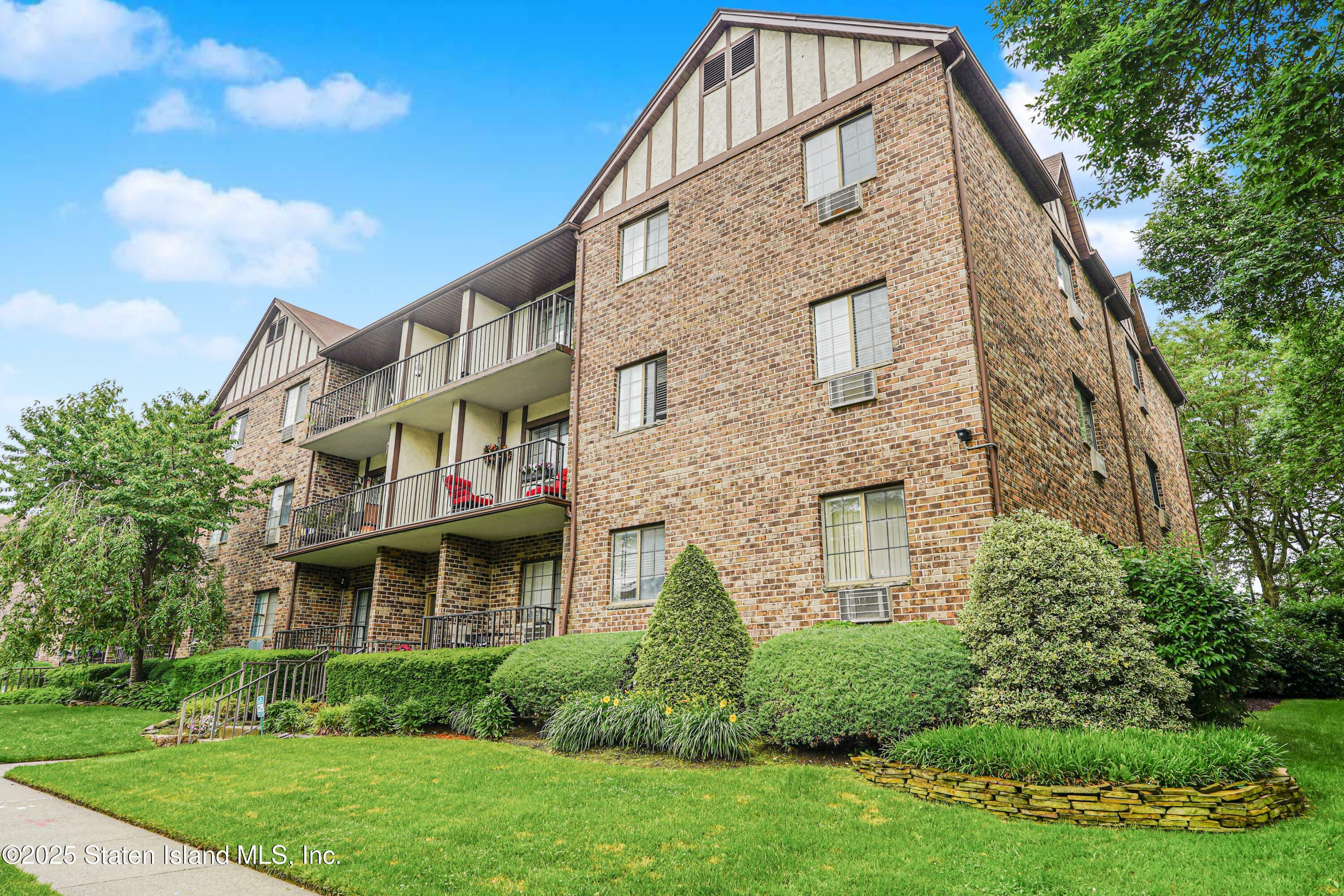 Property Photo:  170 Devon Loop 3  NY 10314 