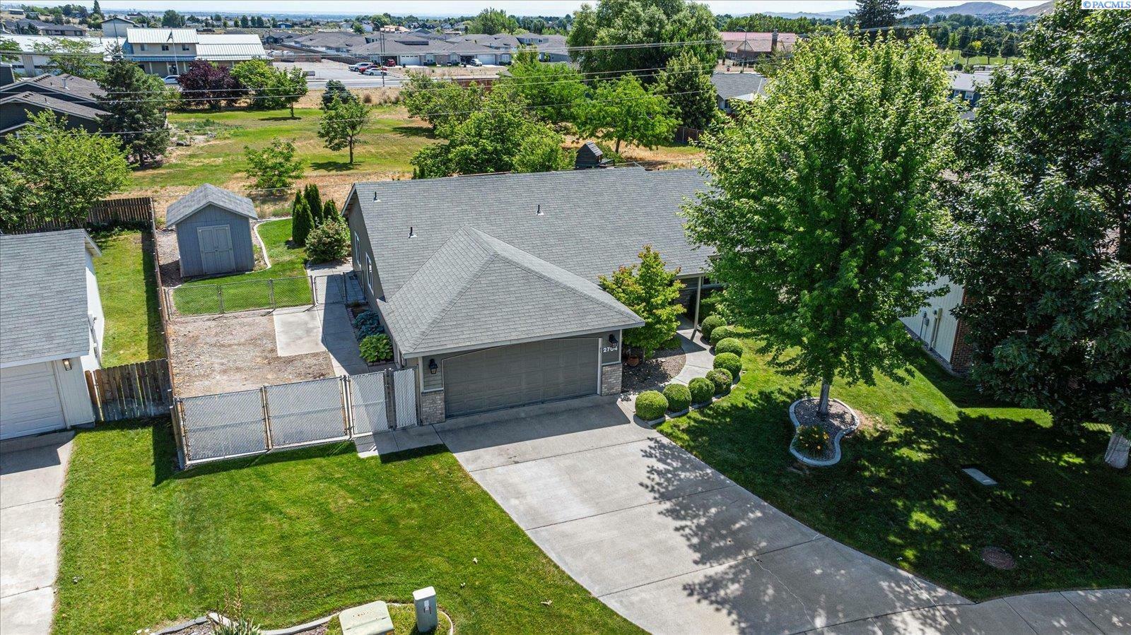 Property Photo: 2704 Iris St WA 99353