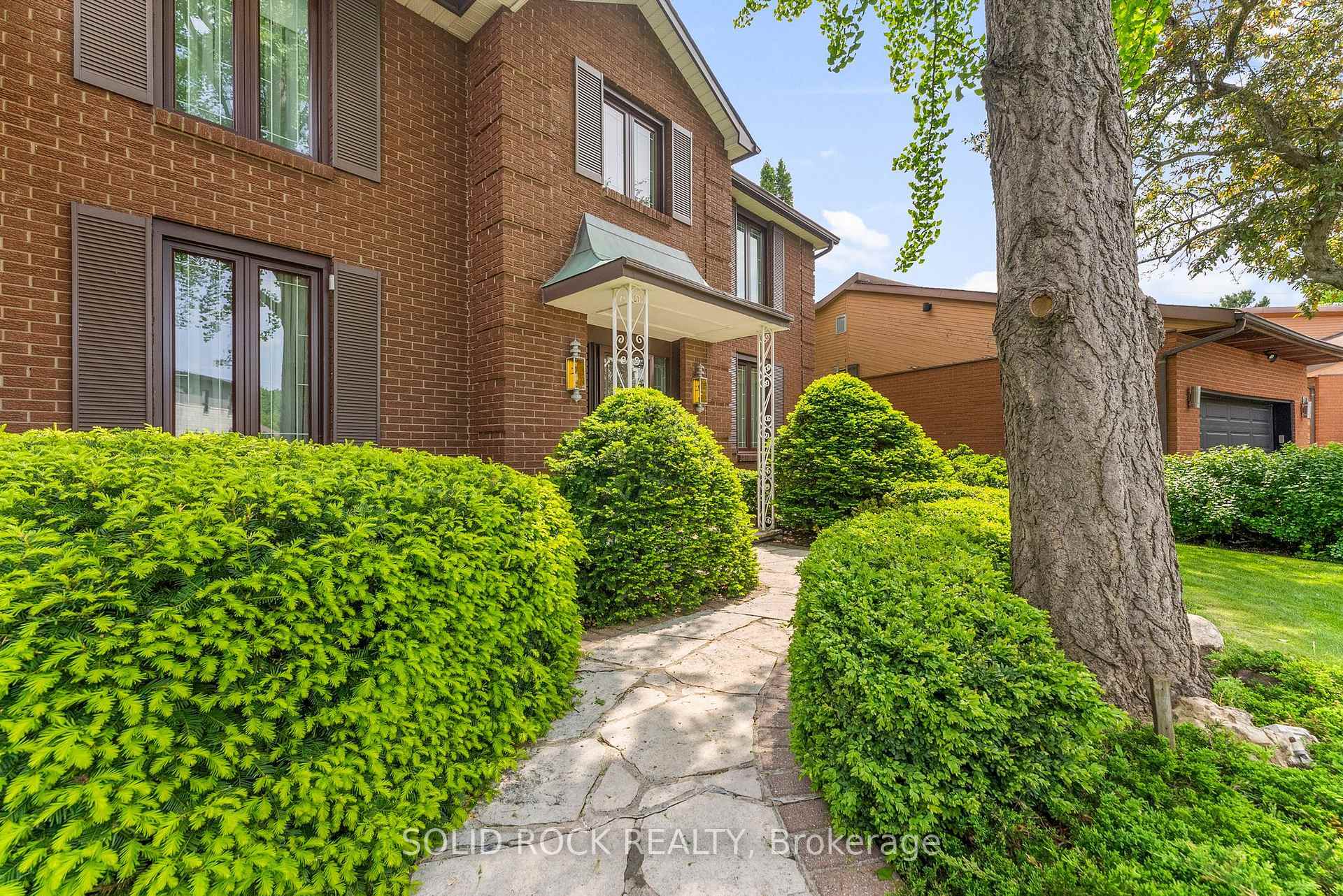 Property Photo: 18 Royal Hunt Court ON K1V 9M1