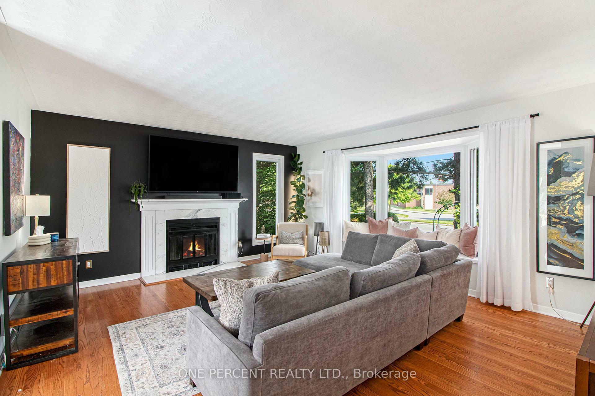 Property Photo: 1042 Harkness Avenue ON K1V 6P2
