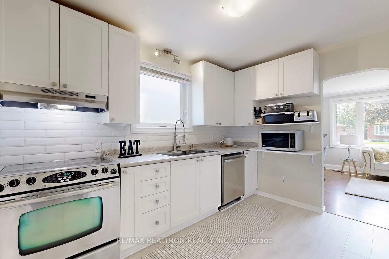 Property Photo: 428 Fairleigh Avenue ON L1J 2W5