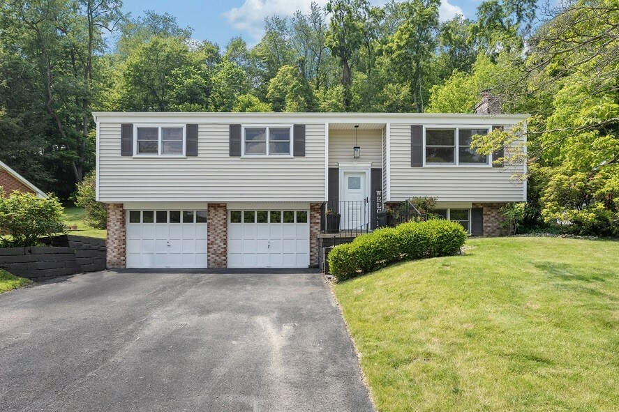 Property Photo: 2925 Albine Dr PA 15116