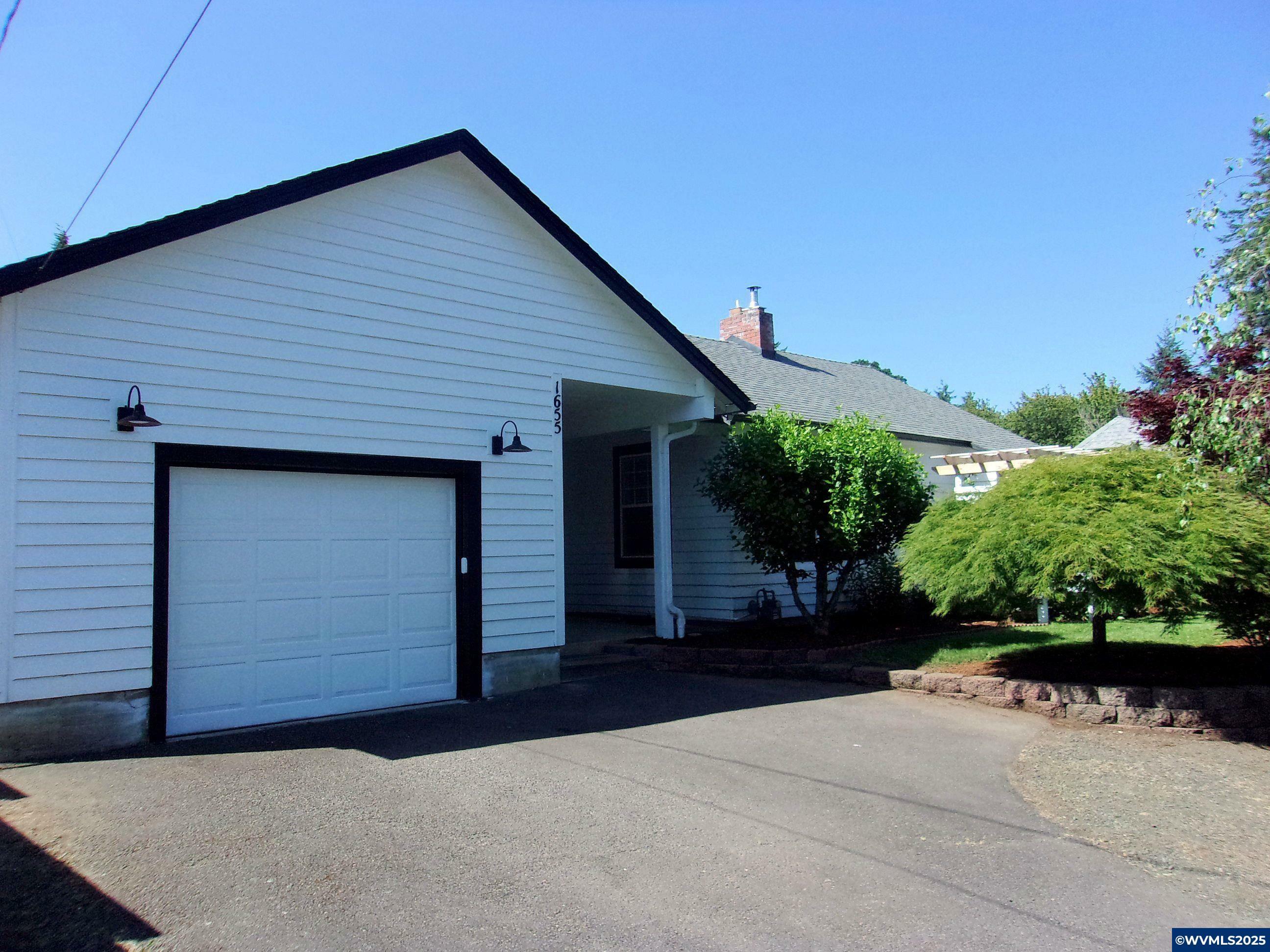 Property Photo:  1655 Longview Wy NW  OR 97304 