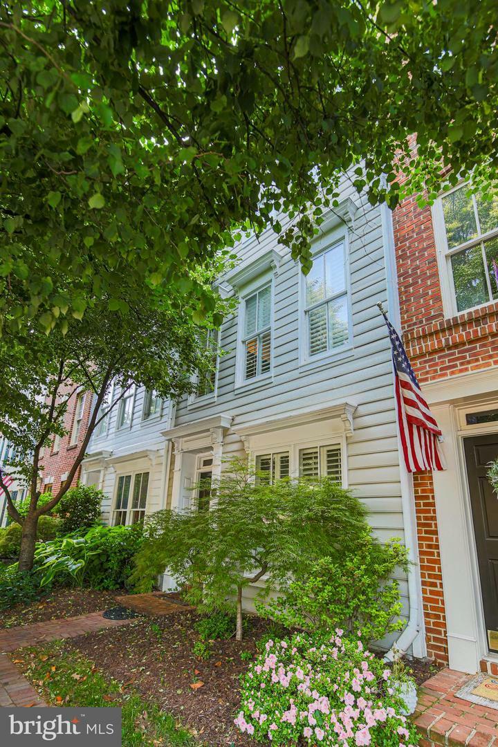 Property Photo: 303 S Henry Street VA 22314