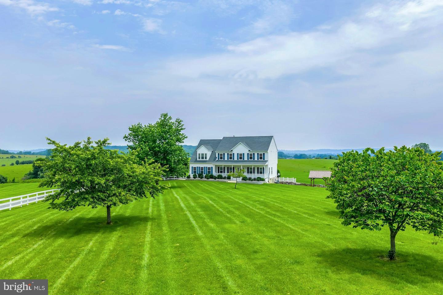 Property Photo: 39351 Rickard Road VA 20180