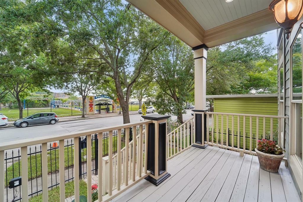 Property Photo: 121 E 22nd Street TX 77008