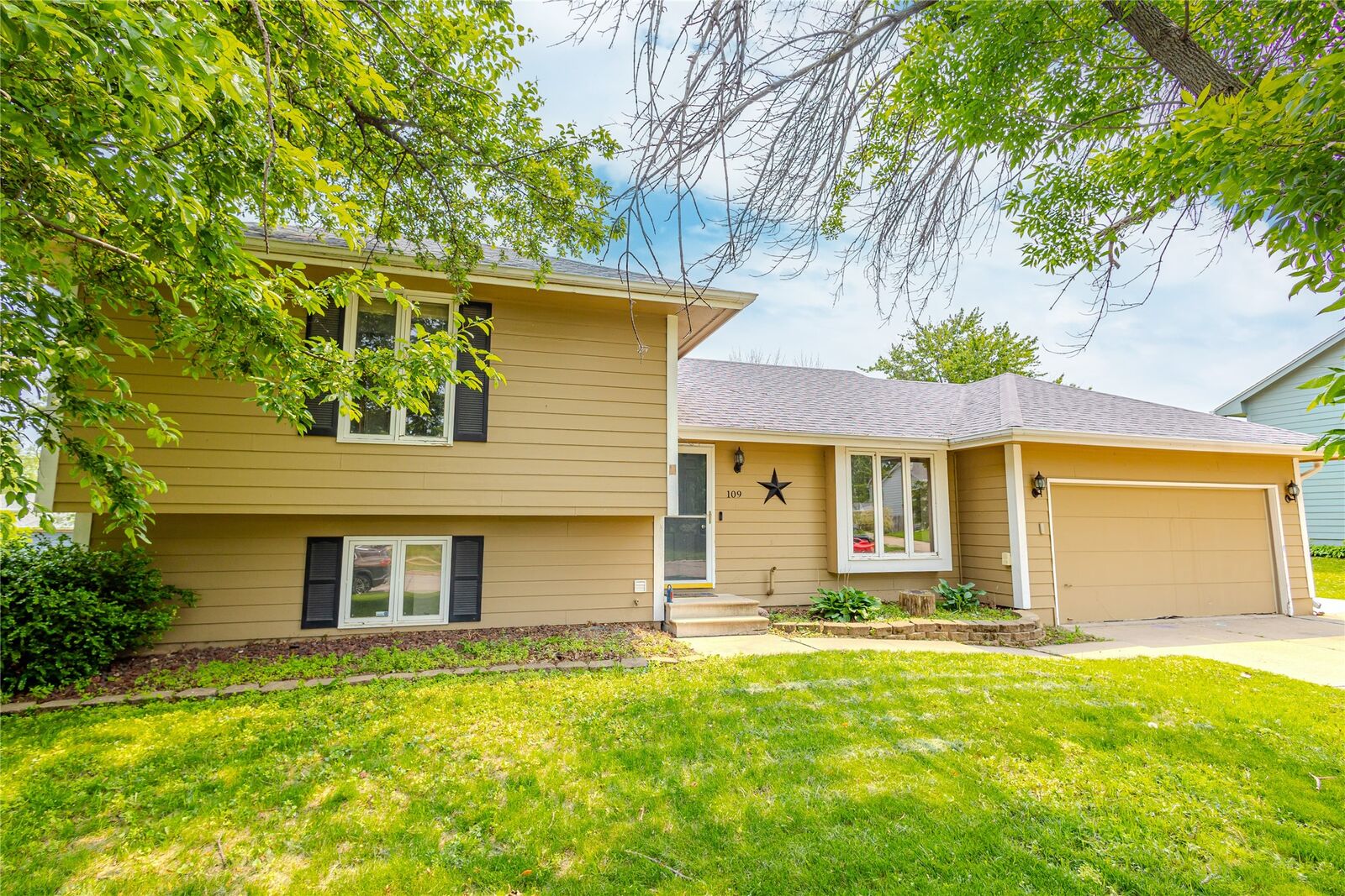 Property Photo:  109 NW Maplewood Drive  IA 50111 