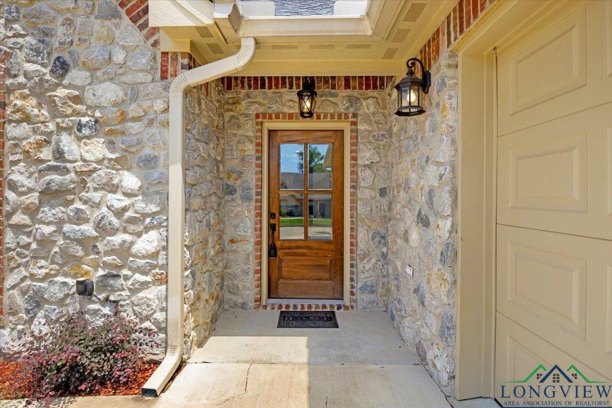 Property Photo: 1210 Cobblestone Ct TX 75633