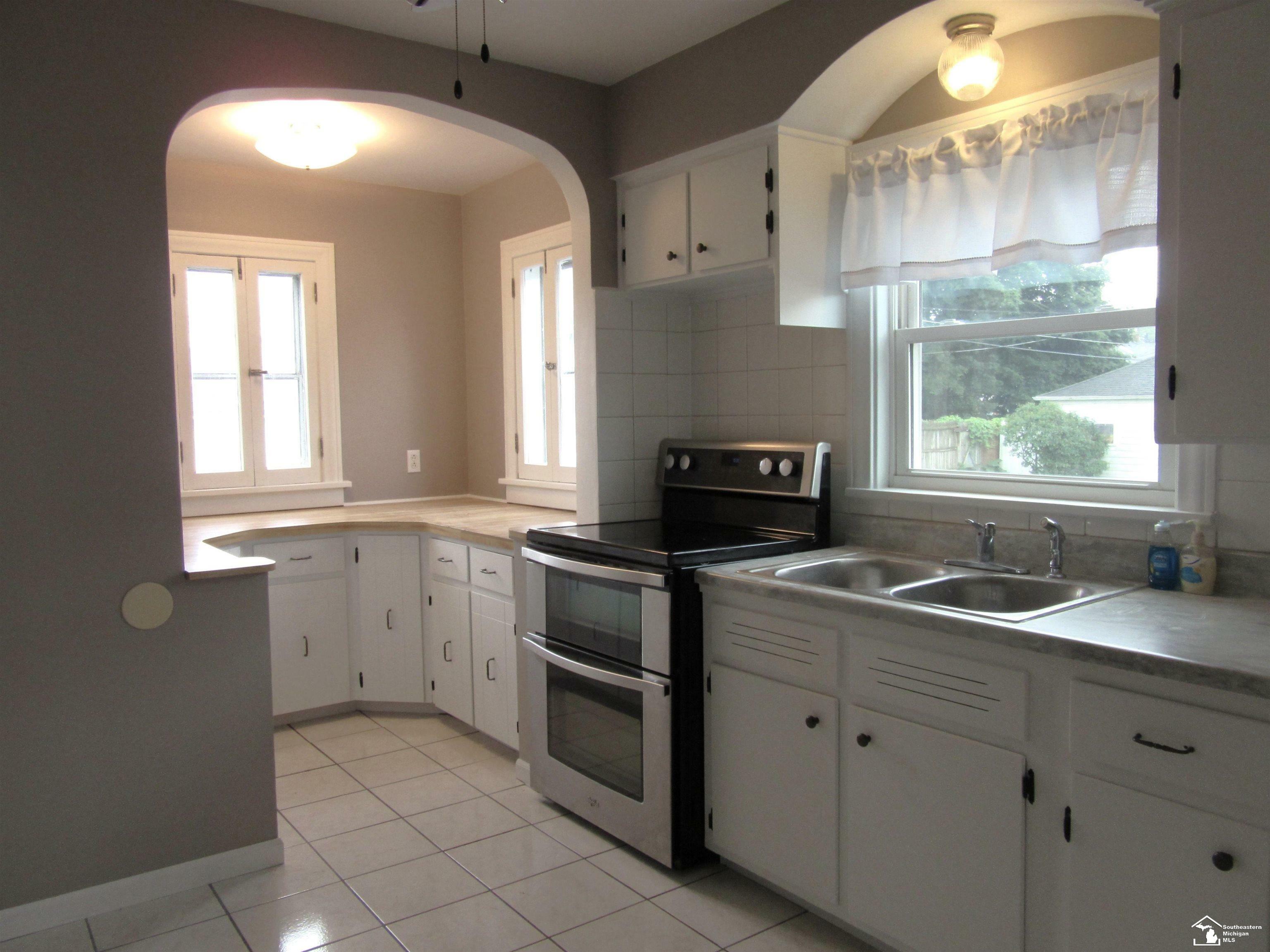Property Photo:  208 Maple Boulevard  MI 48162 