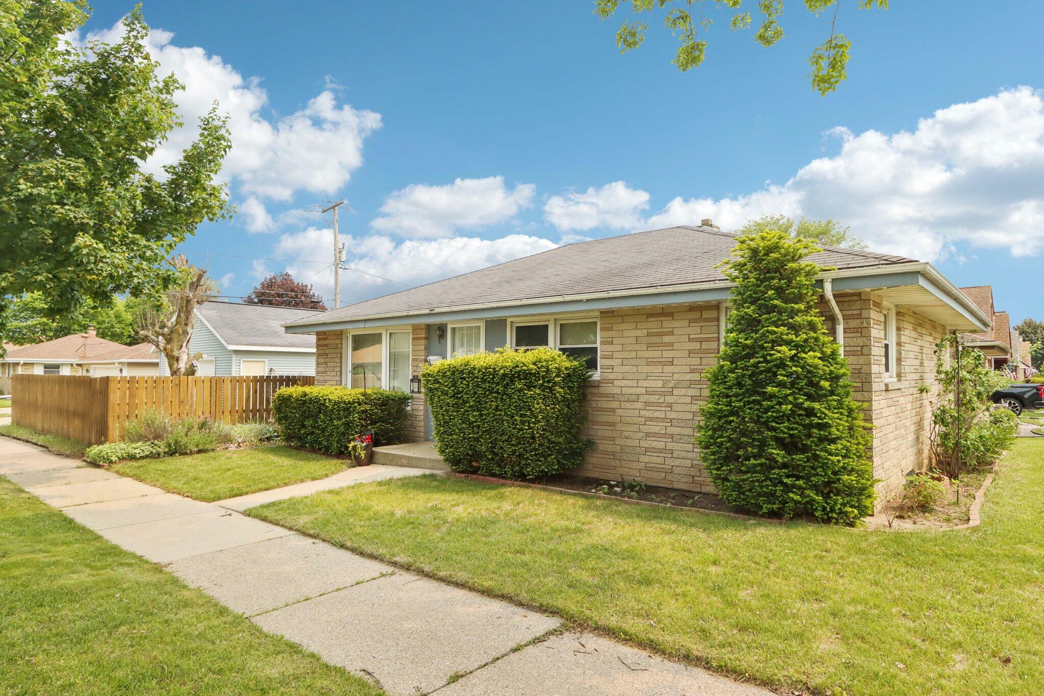 Property Photo:  525 W Allerton Ave  WI 53207 