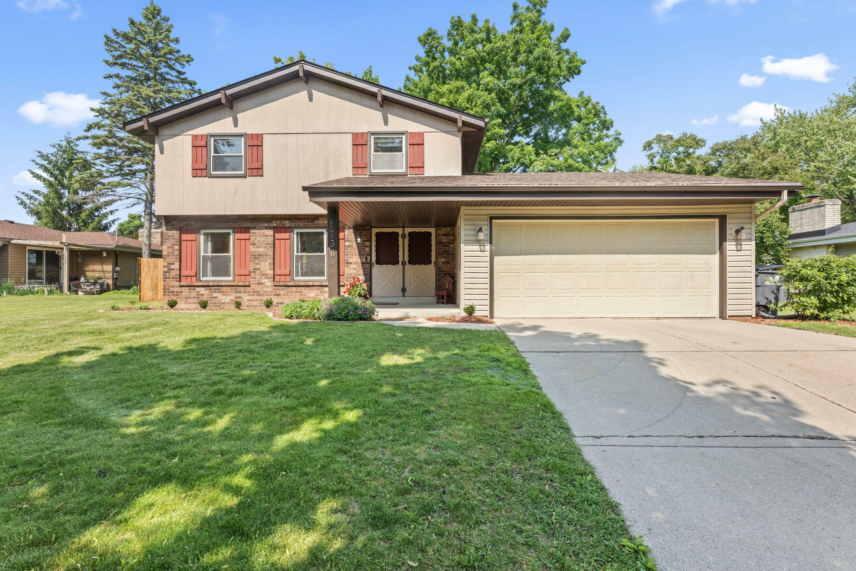 Property Photo: 1736 Cottonwood Dr WI 53189