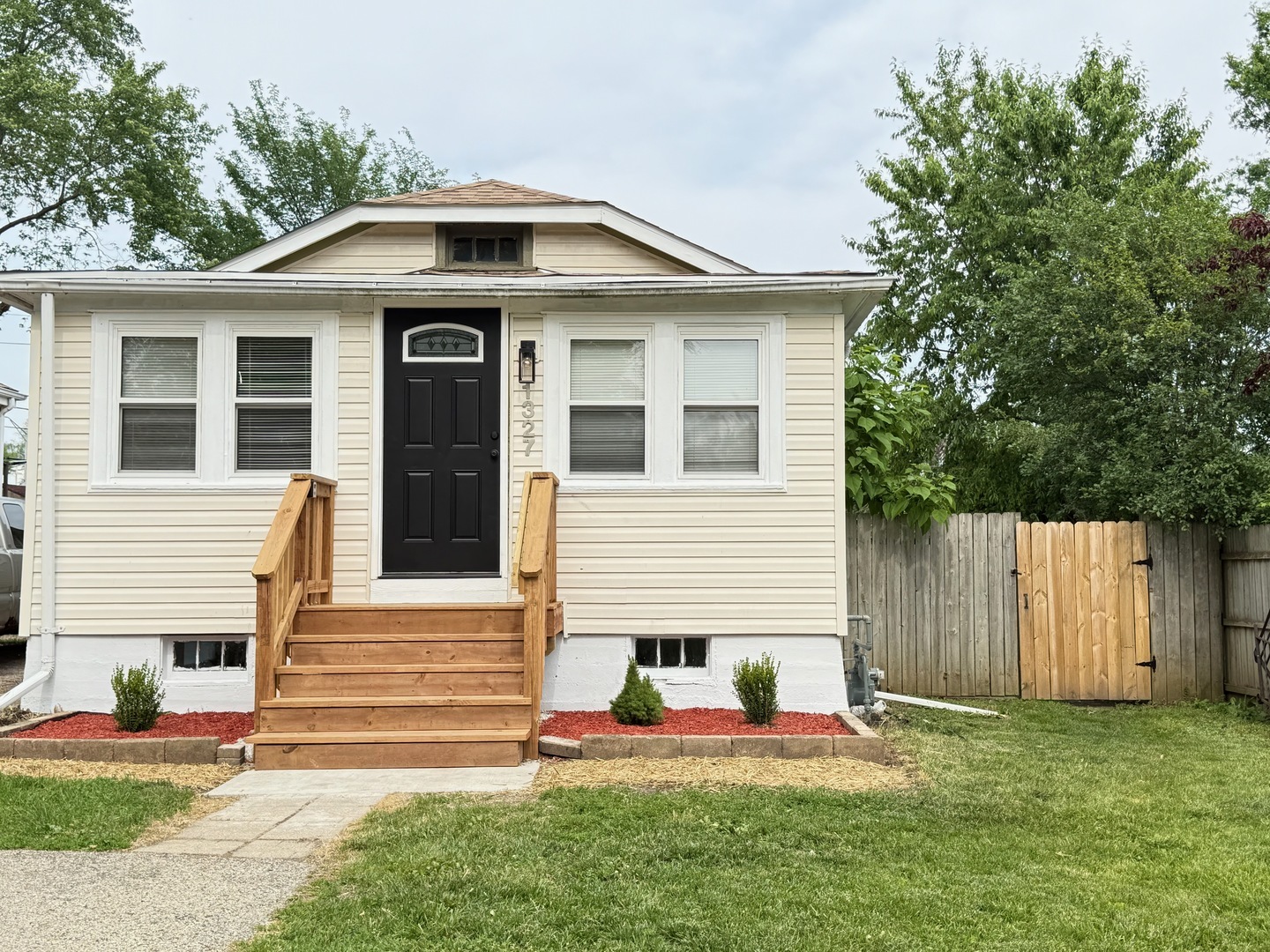Property Photo: 1327 N Pleasant Drive IL 60073