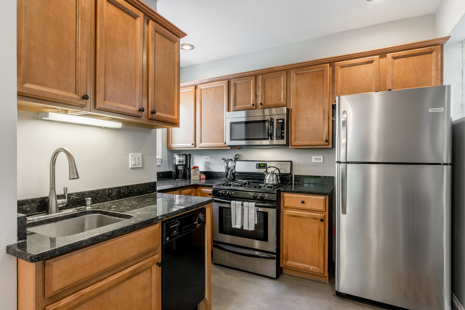 Property Photo: 3608 W Dickens Avenue 1W IL 60647