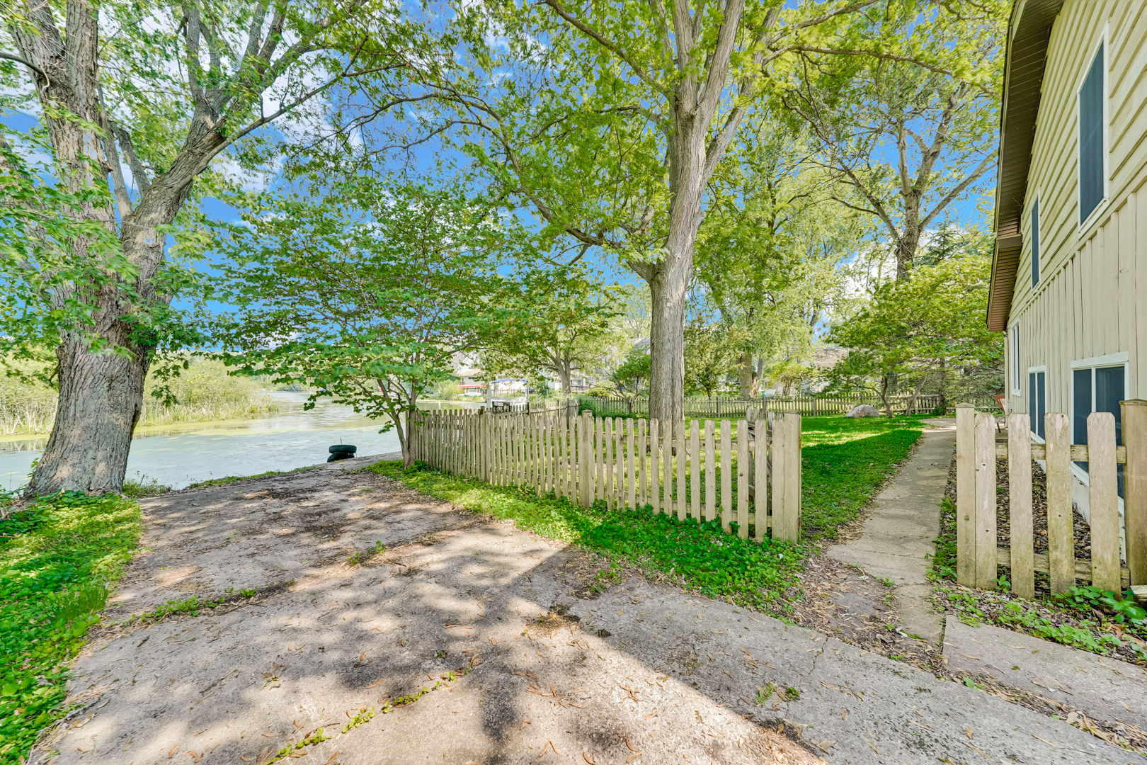 Property Photo: 1006 Monroe Street IL 60084