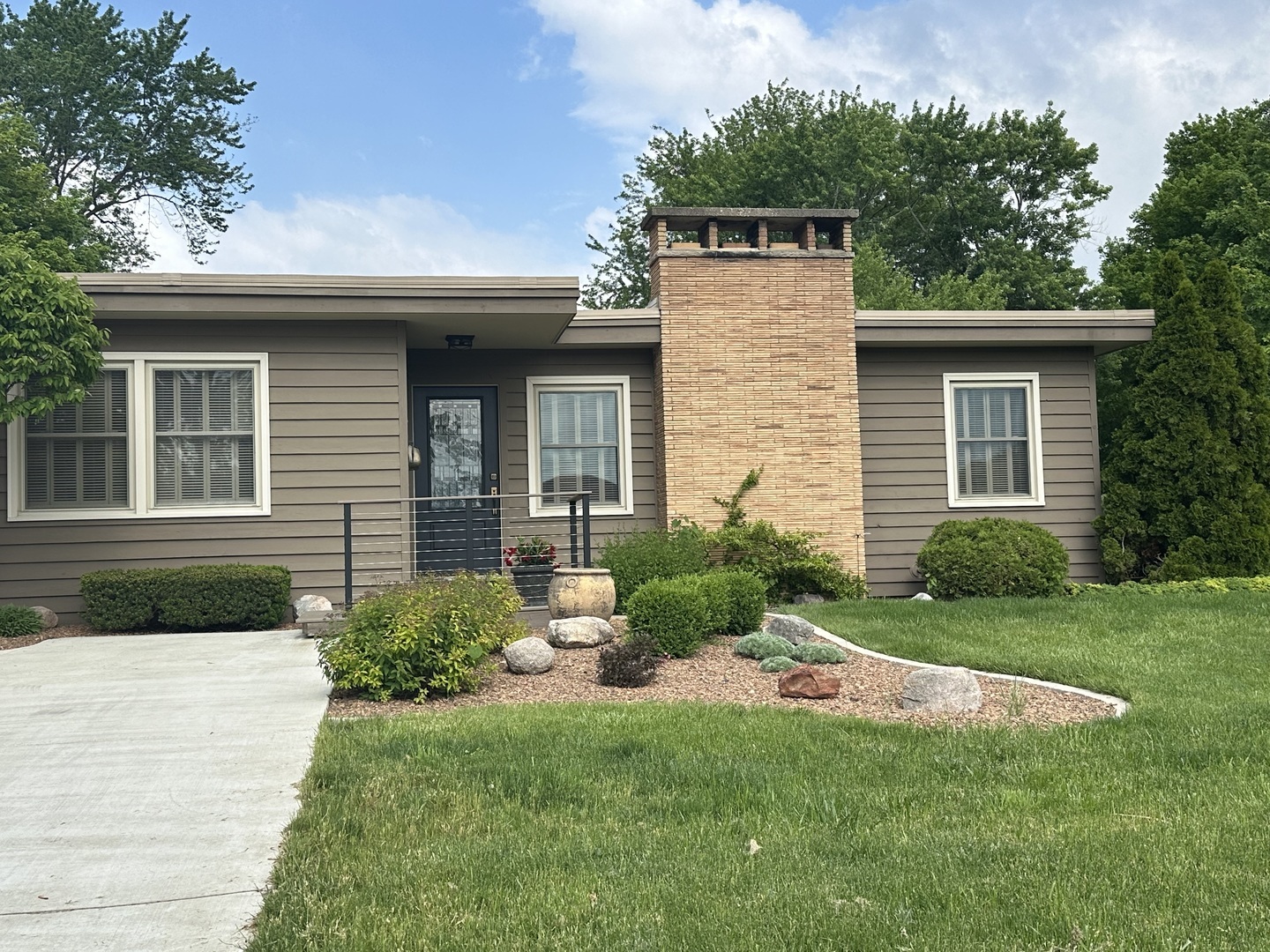 Property Photo: 2107 Wynnewood Lane IL 61354