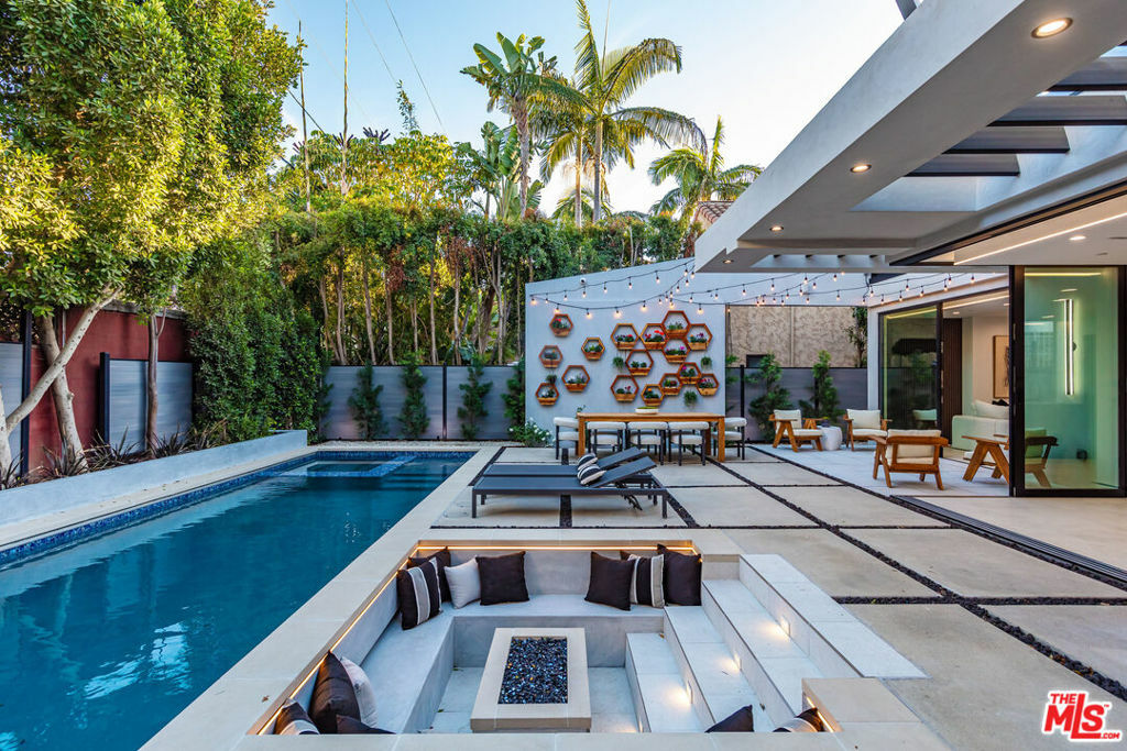 Property Photo:  930 N La Jolla Avenue  CA 90046 