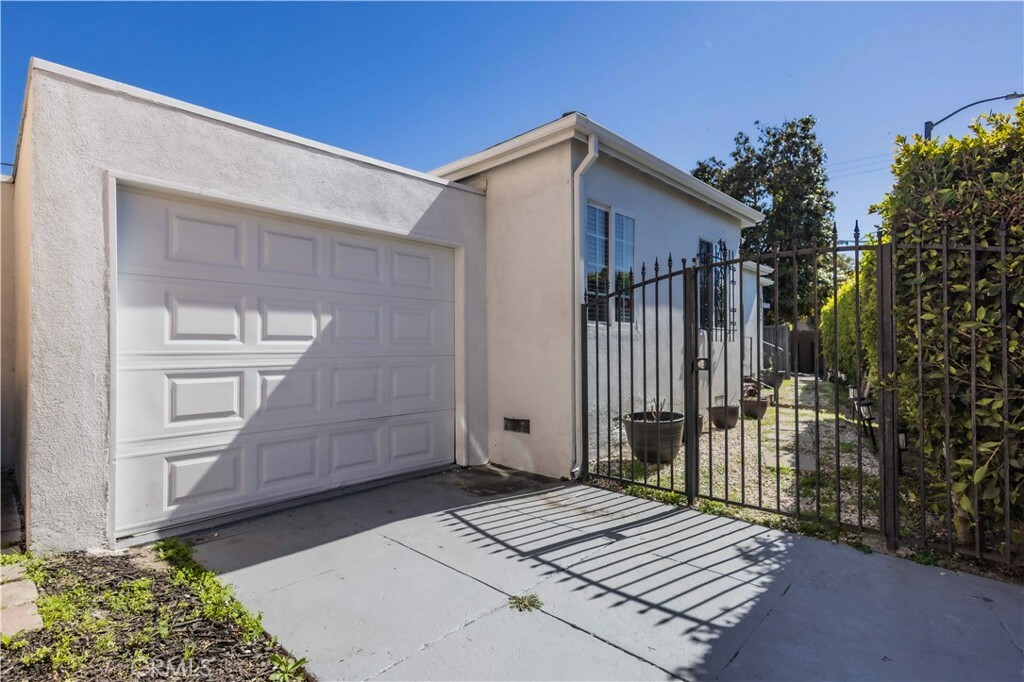 Property Photo:  2820 S La Brea Avenue  CA 90016 