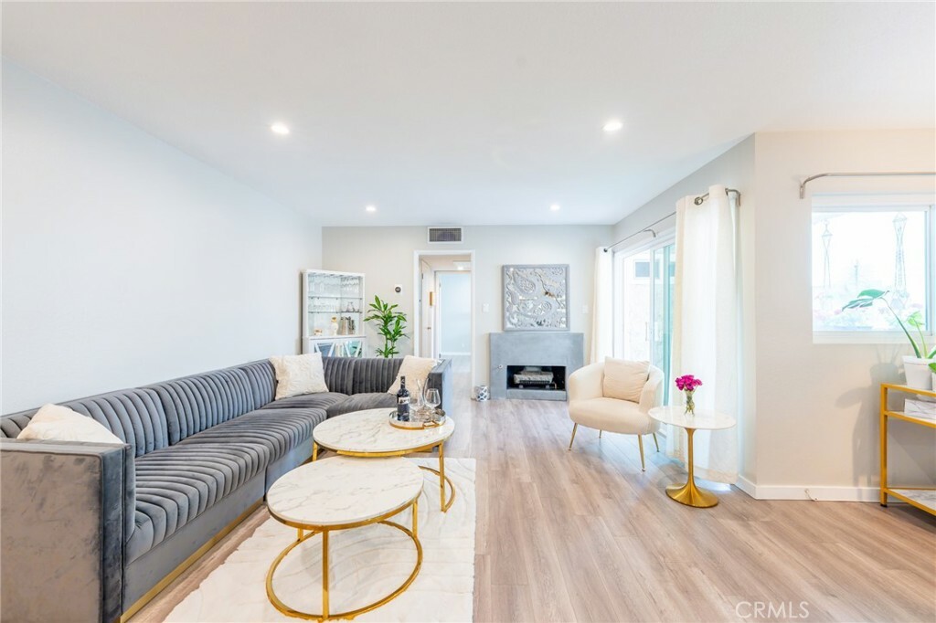 Property Photo: 1339 N Columbus Avenue 214 CA 91202
