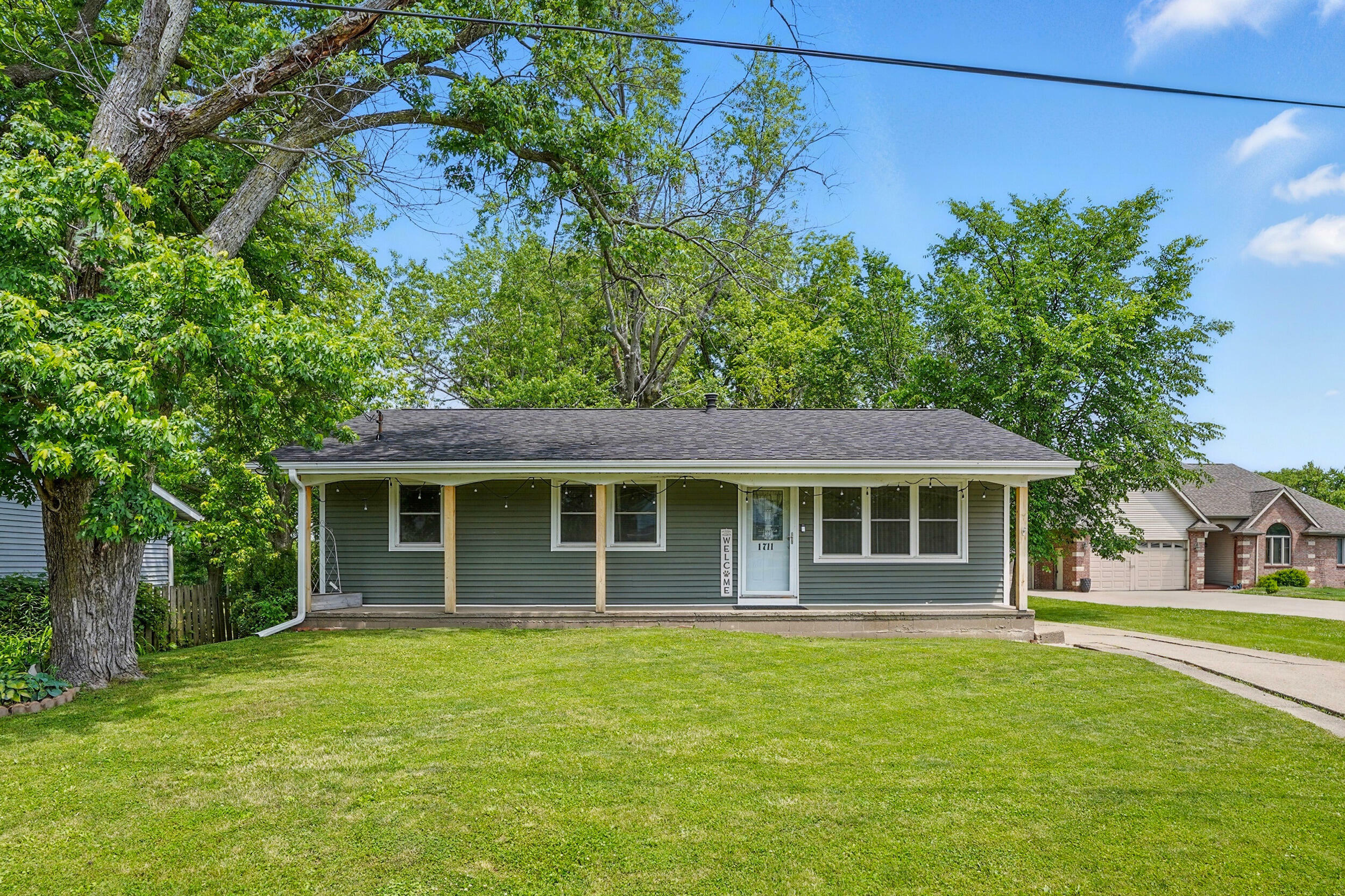 Property Photo: 1711 Foster St IA 52761
