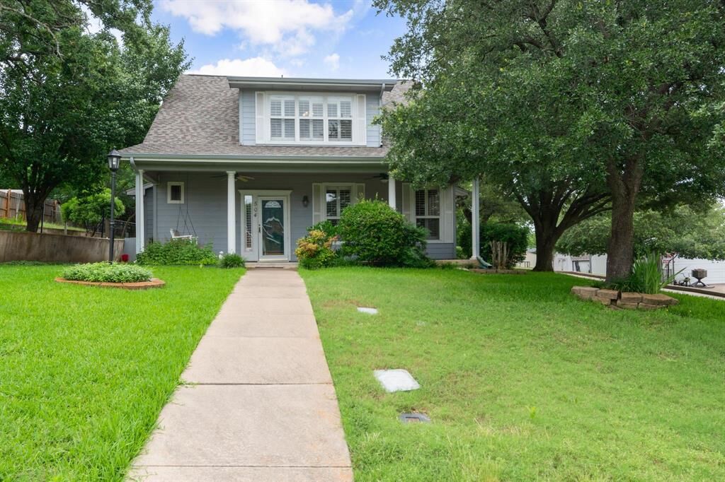 Property Photo: 504 Hilltop Place TX 76058
