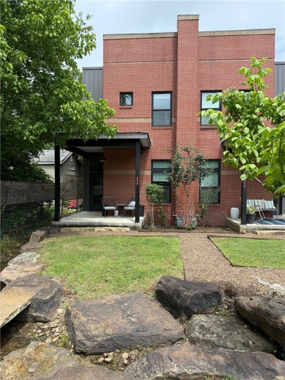 Property Photo:  808 S Locust Avenue  AR 72701 