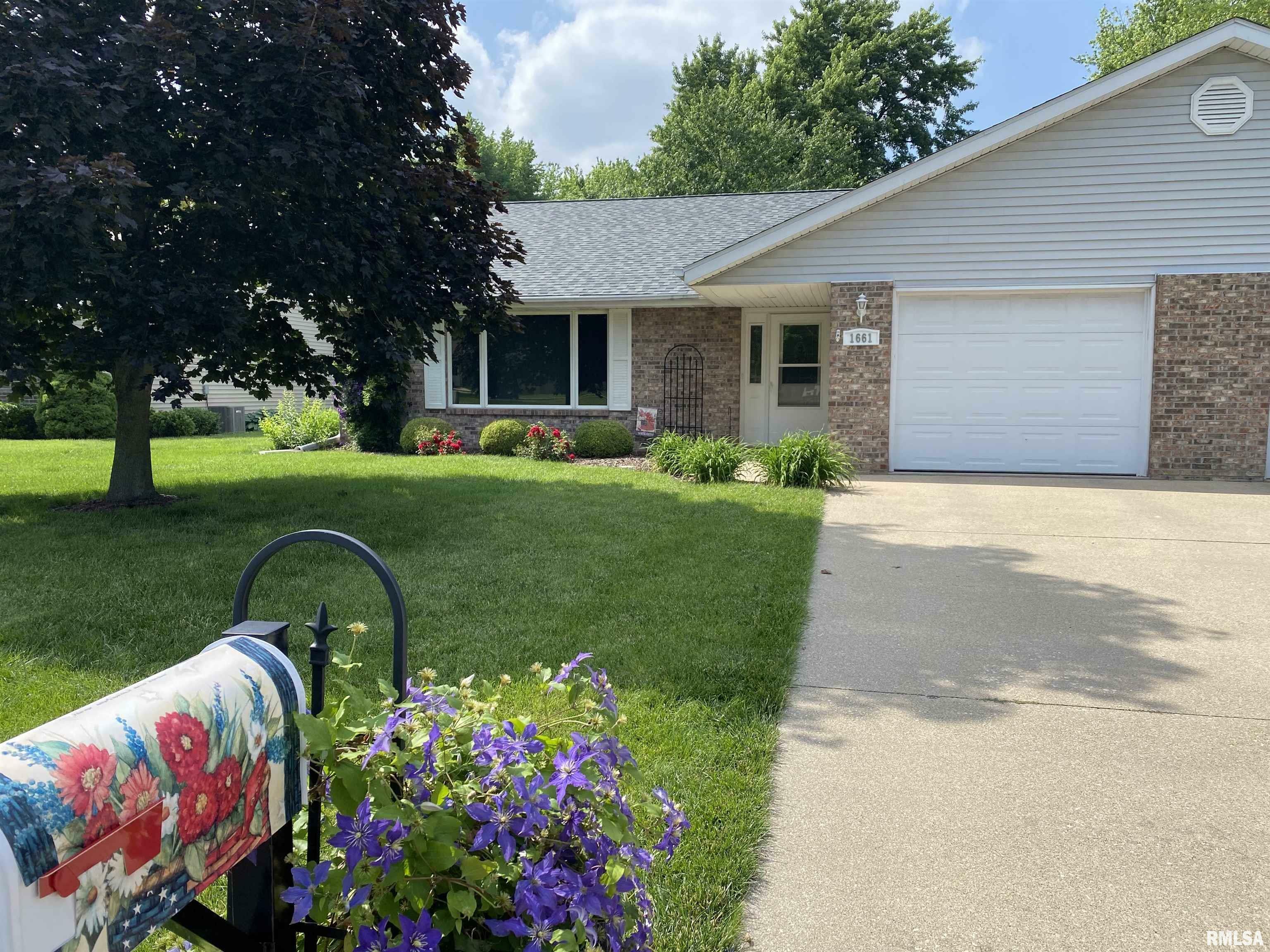 1661 E Myrtle Street  Canton IL 61520 photo