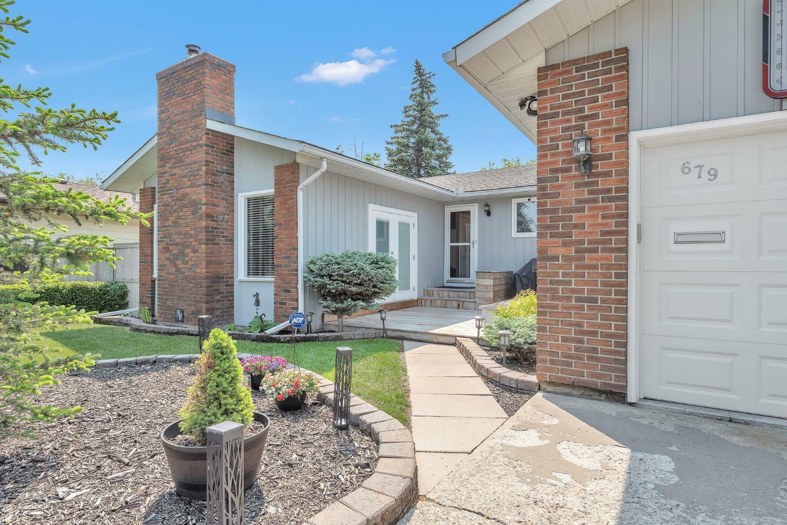 Photo de la propriété:  679 Queen Charlotte Drive SE  AB T2J 4T5 