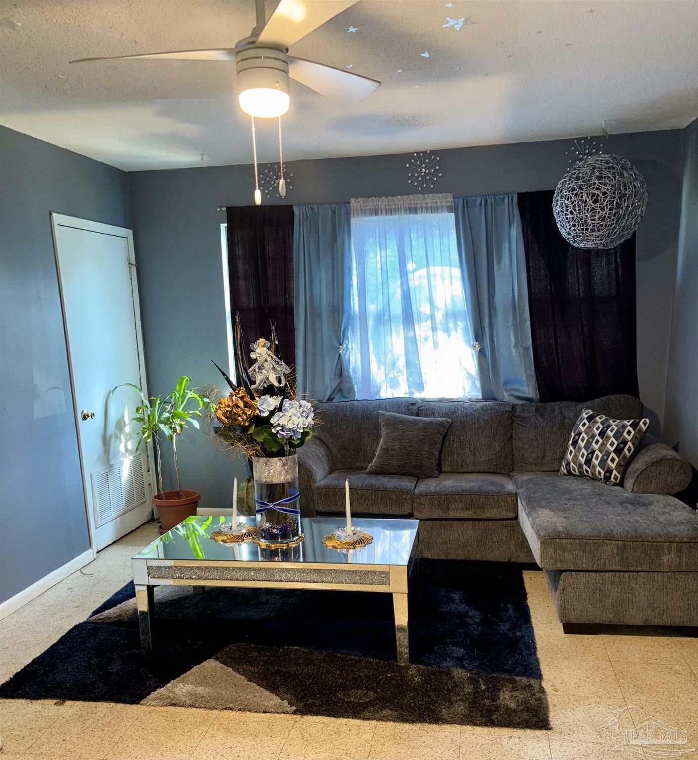 Property Photo: 200 Georgia Dr FL 32505