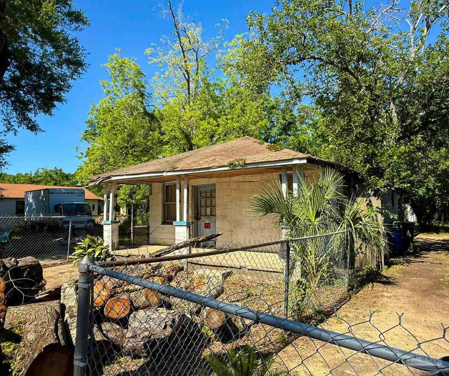 Property Photo: 3002 1/2 N Miller St FL 32503