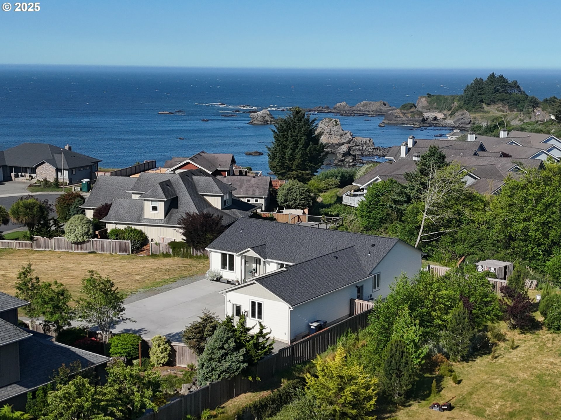 Property Photo: 7205 Edge Cliff Dr OR 97415