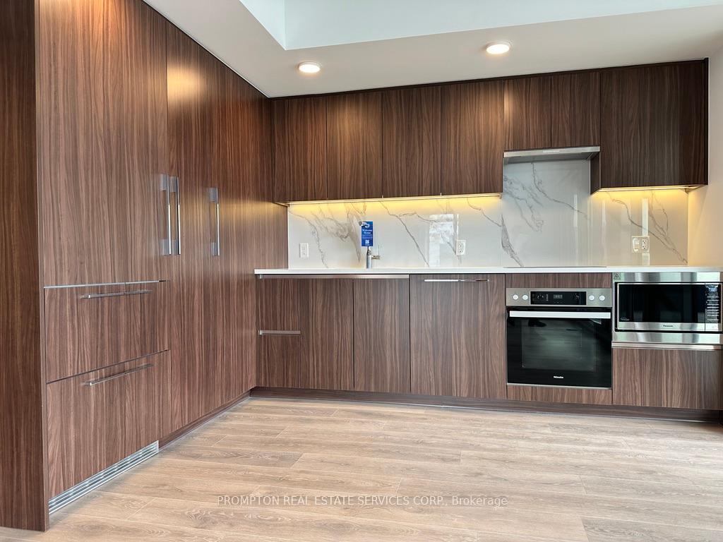 Property Photo: 1 Concord Cityplace Way 3711 ON M5V 0X3