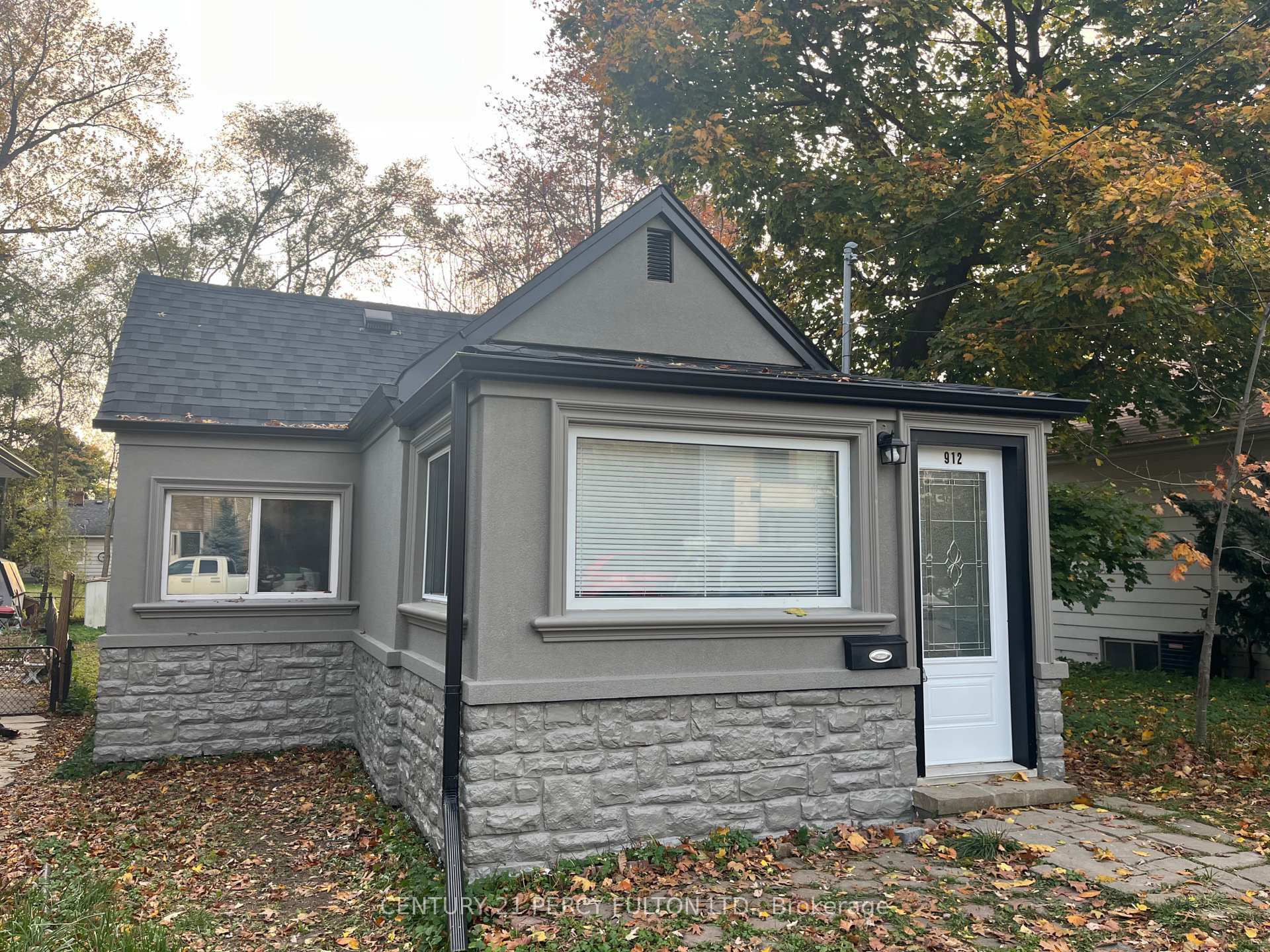 Property Photo: 912 Beechwood Avenue ON L5G 4E2