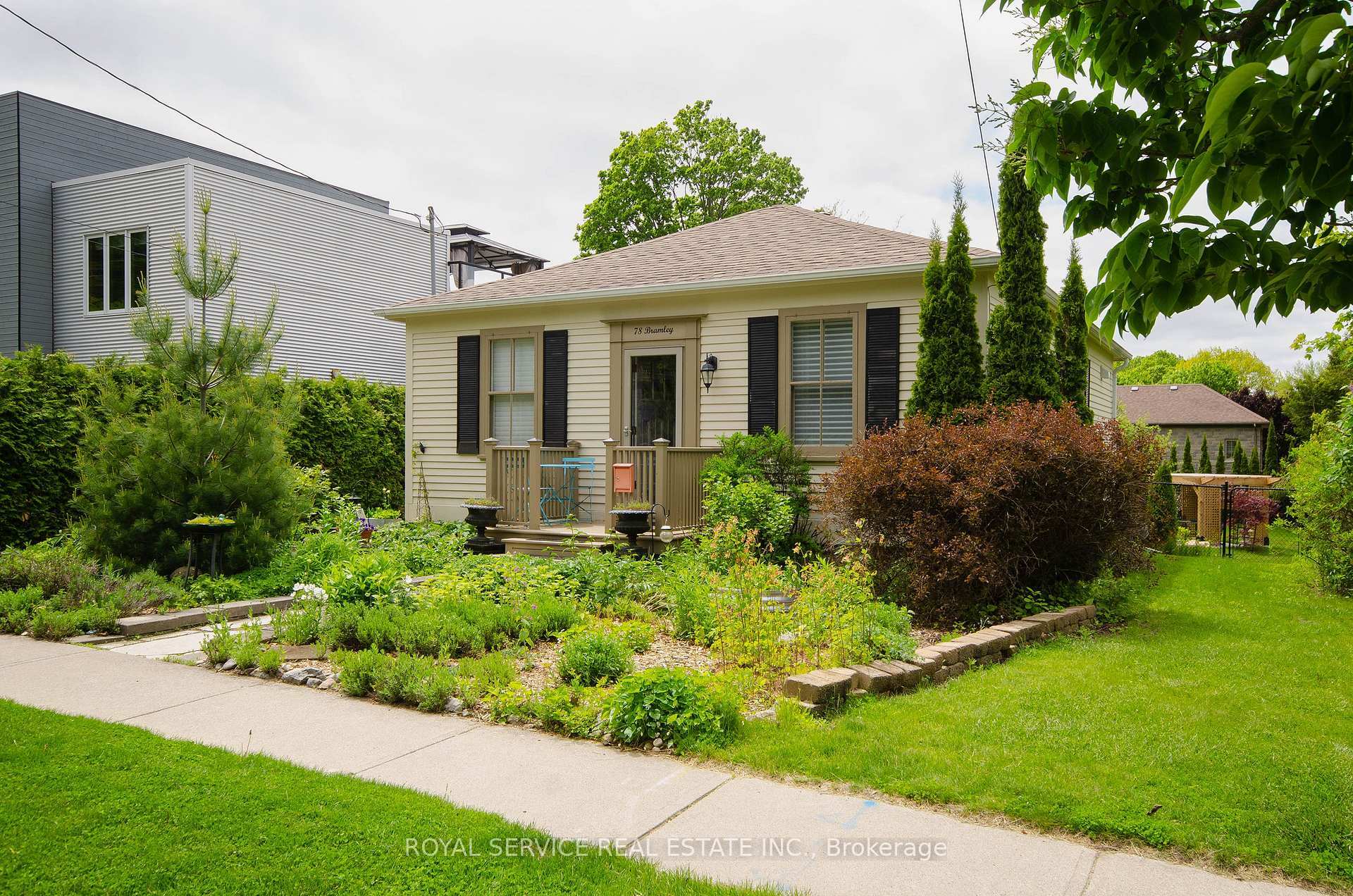 Property Photo:  78 Bramley Street S  ON L1A 3K4 