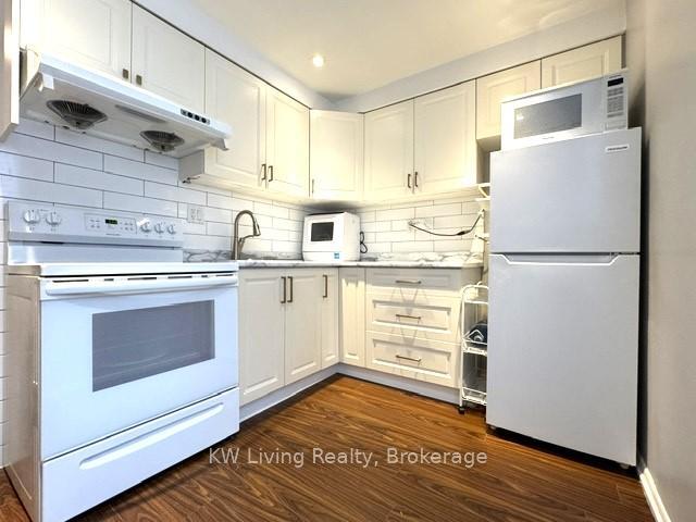 Property Photo: 660 1/2 Bloor Street W ON M6G 1K9