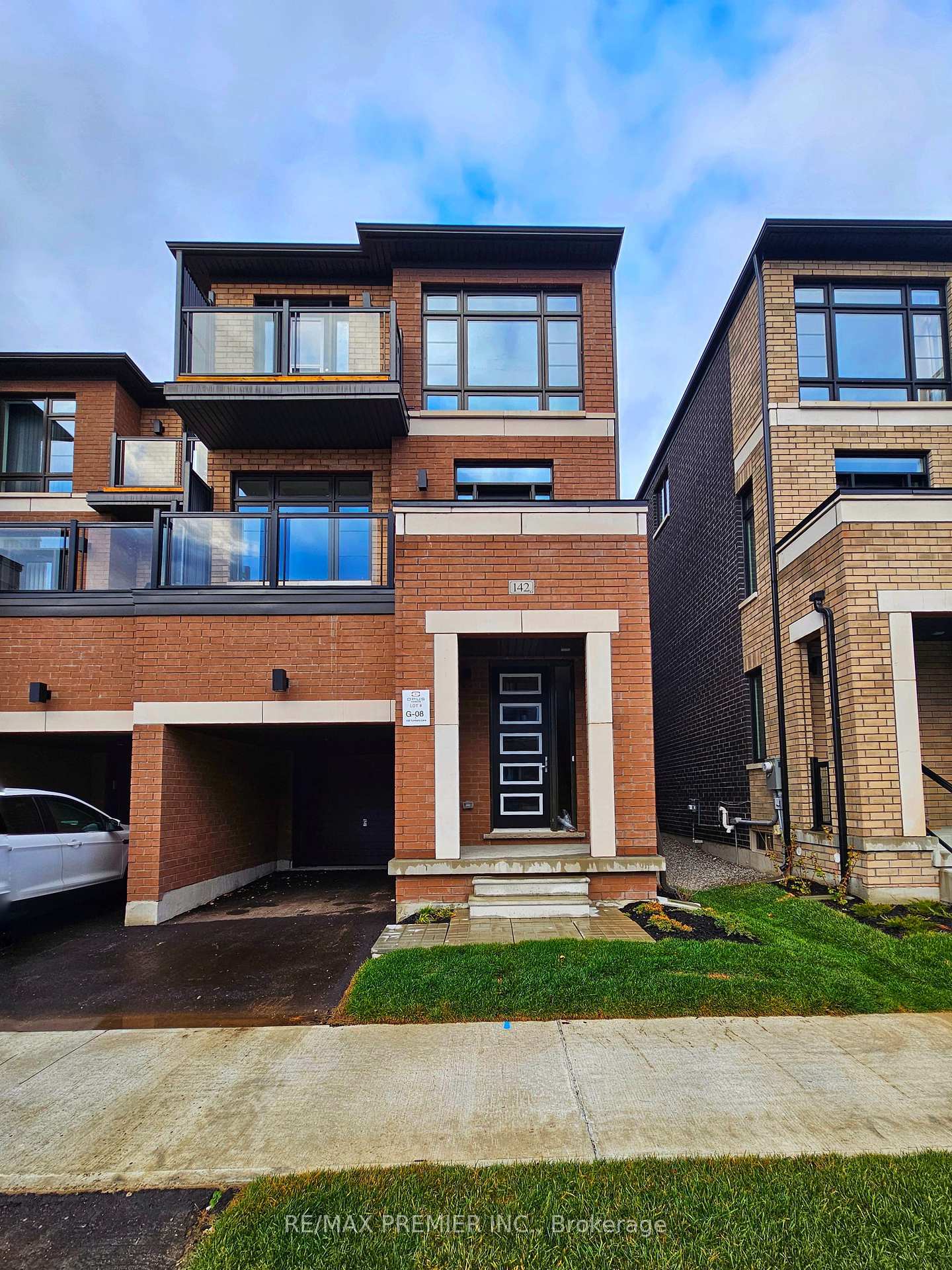 Property Photo: 142 Turnberry Lane ON L9J 0M3