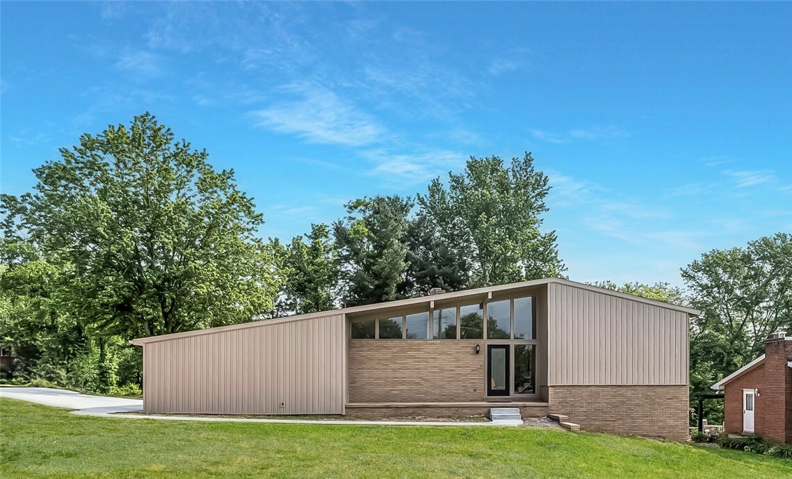 Property Photo: 200 Centerwood Cir PA 15401