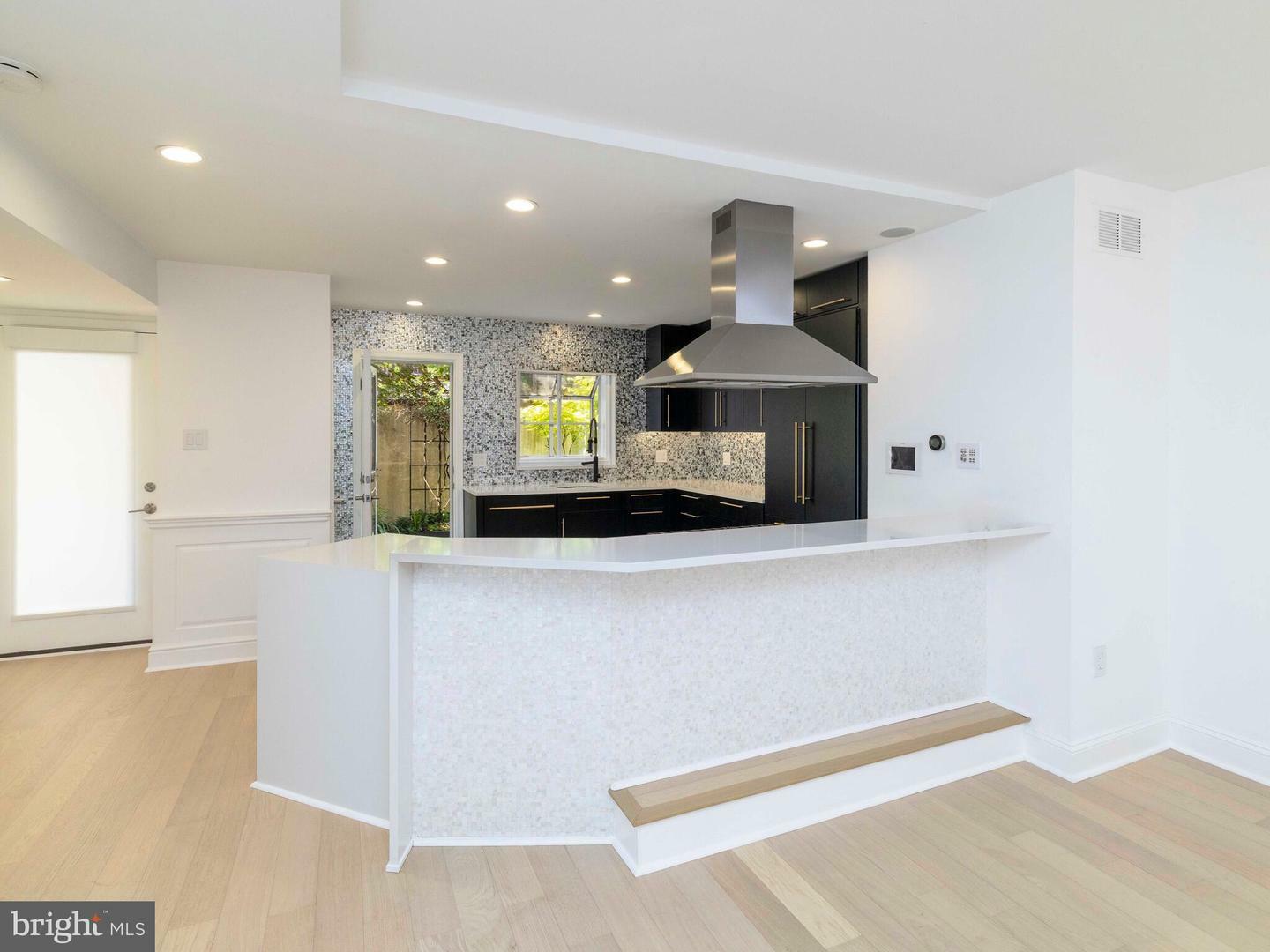 Property Photo: 104 Lombard Street PA 19147