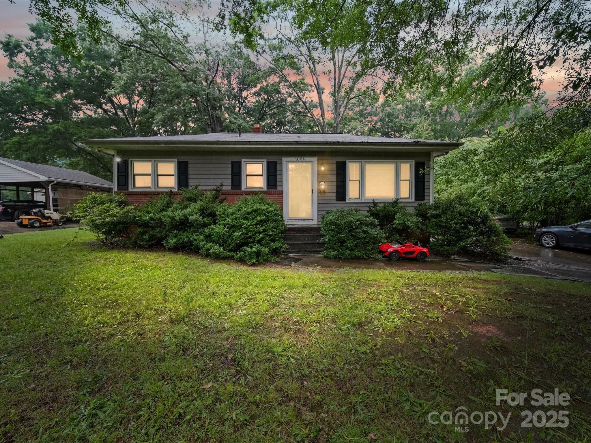 Property Photo: 1004 E 8th Avenue NC 28054