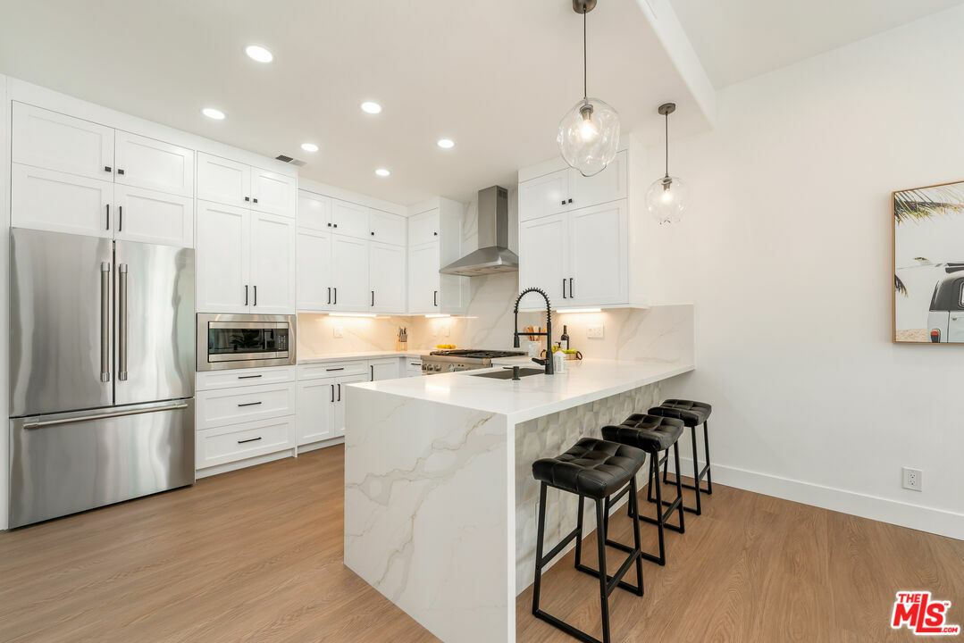 Property Photo: 6453 Zuma View Pl CA 90265