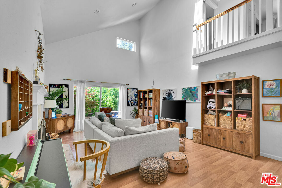 Property Photo: 3952 Patrick Henry Pl CA 91301