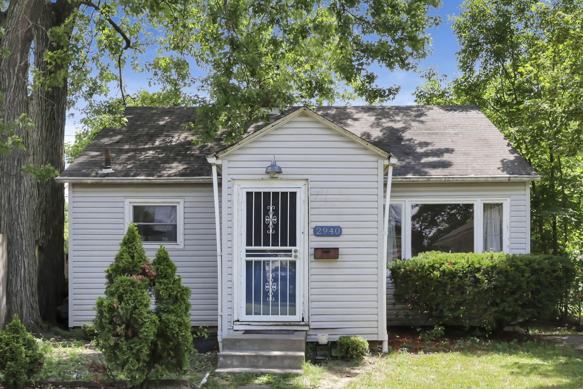 Property Photo: 2940 Hiawatha Street OH 43224